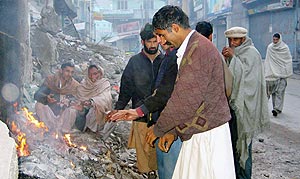 Un grupo de paquistanes se calienta junto a un fuego. (Foto: AP)