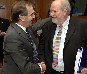 Alonso saluda a su homólogo británico, Charles Clarke. (Foto: EFE)