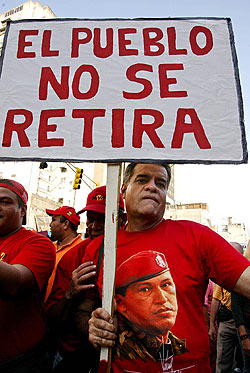 Un hombre, partidario de Chvez, porta una urna durante una marcha contra la retirada de la oposicin. (Foto: EFE)
