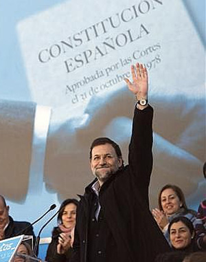 Rajoy saludando a los asistentes al acto en la Puerta del Sol. (Foto: EFE)