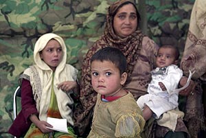Una familia de Cachemira recibe ayuda de un mdico voluntario. (Foto: EFE)
