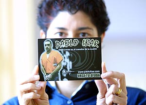 Un familiar del reo, Pablo Ibar, con una tarjeta reivindicando ayuda. (Foto: I.Ibez)