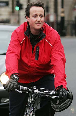 Cameron, a su llegada a la Cmara de los Comunes, a la que ha acudido en bicicleta. (Foto: AFP)