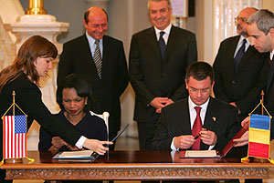Condoleezza Rice y el ministro rumano de Asuntos Exteriores, Mihai Razvan Ungureanu, firman un acuerdo sobre bases militares. (Foto: EFE)
