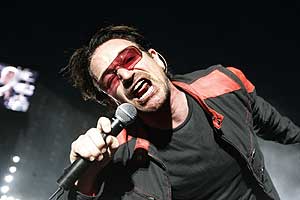 Bono, de U2, actuó en el concierto de Londres. (Foto: AP) VEA MÁS IMÁGENES.