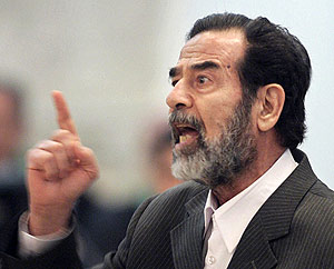 Sadam Husein, en la cuarta sesin del juicio, celebrada el martes. (Foto: REUTERS)