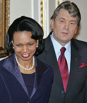 Condoleezza Rice, con Viktor Yushchenko, en Kiev. (Foto: REUTERS)