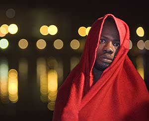 Un inmigrante rescatado en una playa de Almera. (Foto: EFE)