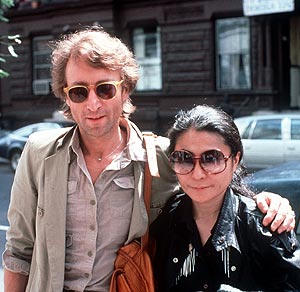 John Lennon, junto a Yoko Ono, pocos meses antes de su asesinato. (Foto: AP)