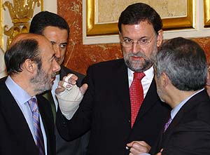 Rajoy (centro), con Llamazares (dcha) (candidatos al 'Mejor orador') y Rubalcaba (candidato al 'Azote de la oposicin'). (Foto: EFE)