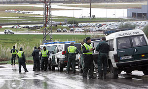 Agentes de la Guardia Civil, en el rastreo del aeropuerto de Santander. (Foto: EL MUNDO)