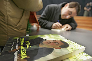 Otegui, el jueves en Durango, firmando su libro. (Foto: Pablo Vias)