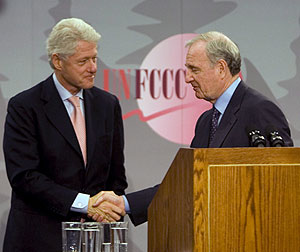 El ex presidente de EEUU Bill Clinton (izda.) saluda al primer ministro canadiense, Paul Martin, en Montreal. (Foto: EFE)