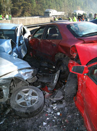 Imagen de algunos de los 30 vehículos accidentados en Betanzos. (Foto: EFE)