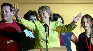 Michelle Bachelet saluda a sus seguidores junto a sus hijos Sebastin y Sofa. (Foto: EFE)