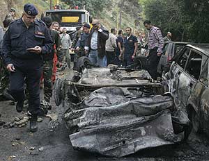 Policías libaneses inspeccionan los restos del vehículo donde murió Tueni. (Foto: AFP)