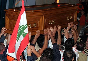 Un grupo de libaneses porta el ataud del periodista. (Foto: REUTERS)