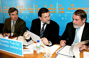 Mariano Rajoy en la rueda de prensa junto a Jaime Mayor Oreja y ngel Acebes. (Foto: EFE).