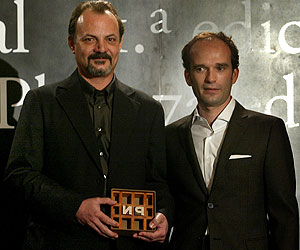 Pedro Zarraluki y Nicols Casariego, ganador y finalista del Premio Nadal 2005. (Foto:Santi Cogolludo)