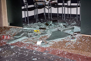 Un escaparate destrozado en la tercera noche de violencia en Sydney. (Foto: AFP)