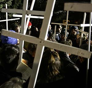 Militantes contra la pena de muerte protestan en la cárcel de San Quintín. (Foto: AP)