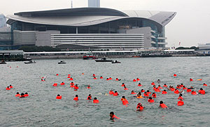Algunos manifestantes se han lanzado a las aguas del puerto de Honk Kong. (Foto: REUTERS)