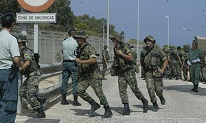 Un grupo de legionarios, durante su despliegue en Melilla. (Foto: A. Cuéllar)