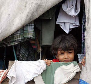 Una nia en un refugio temporal de Indonesia. (Foto: REUTERS)