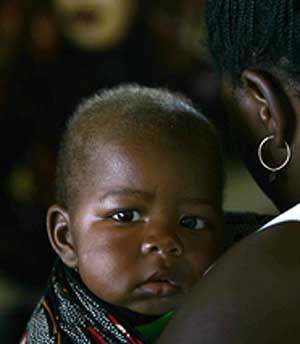 Un beb mozambiqueo mira a la cmara. (Foto: EFE)
