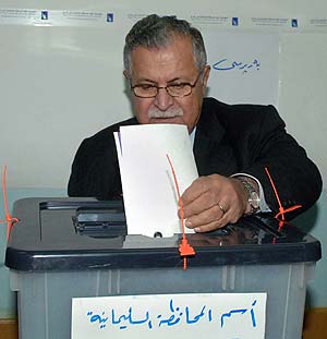 El presidente iraqu Yalal Talabani vota en un colegio de Suleimaniya. (Foto: AP)