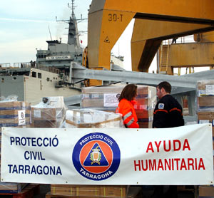 Ayuda para las vctimas del Tsunami en el buque Galicia. (Foto: Ernesto Caparrs)