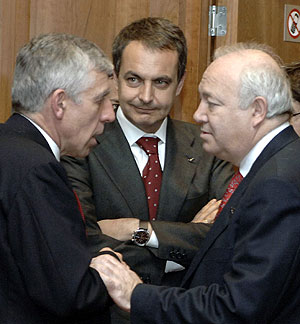 Zapatero y los ministros de Asuntos Exteriores de Reino Unido y Espaa. (Foto: AP)