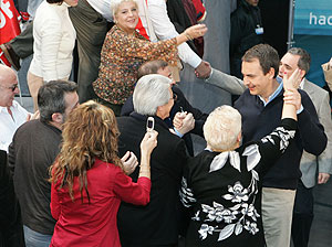 Rodríguez Zapatero saluda a unos simpatizantes. (Foto: EFE)