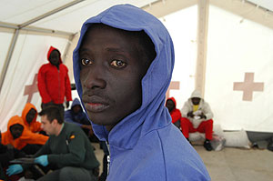 Un inmigrante, tras ser atendido por la Cruz Roja en Fuerteventura. (Foto: EFE)