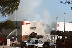 Bomberos trabajan para extinguir el fuego en la empresa Ragactives. (Foto: EFE)