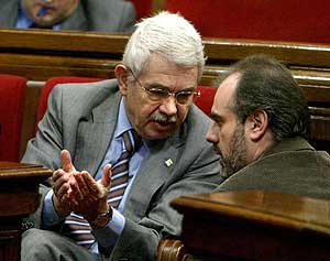 Pasqual Maragall habla con el portavoz de ERC en el Parlament, Joan Ridao. (Foto: EFE)