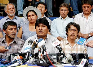 Morales junto a miembros de su partido. (Foto: REUTERS)