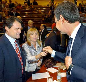 La vicepresidenta del PSC, Manuela de Madre, ofrece una rama de romero a Zapatero en el debate parlamentario del Estatuto. (EFE)