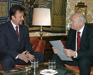 Moratinos, con el responsable de negocios de la embajada boliviana. (Foto: EFE)
