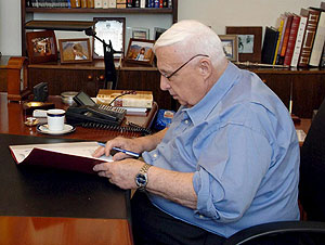 Ariel Sharon revisa unos documentos en su despacho. (Foto: EFE)
