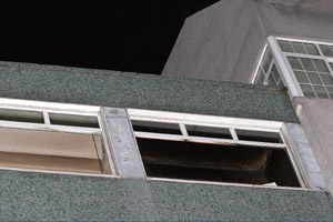 Vista a travs de una ventana del techo ennegrecido del piso incendiado. (Foto: EFE)