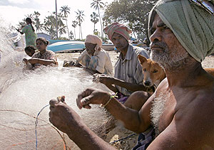 Pescadores reparando sus redes en Sri Lanka. (Foto: REUTERS)
