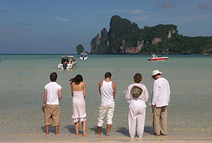 Unos turistas recuerdan la tragedia un ao despus en Phi Phi. (Foto: EFE)