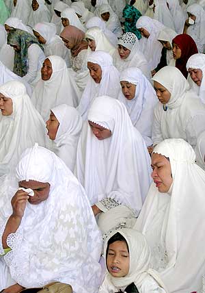 Mujeres indonesias rezan en una mezquita de Banda Aceh. (Foto: AFP)