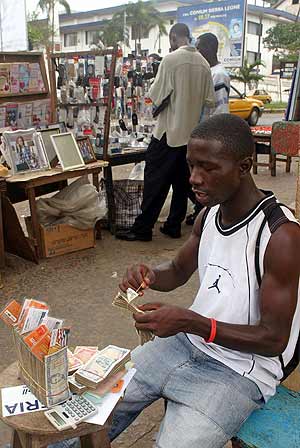 Un hombre cambia dlares en las calles de Liberia. (Foto: