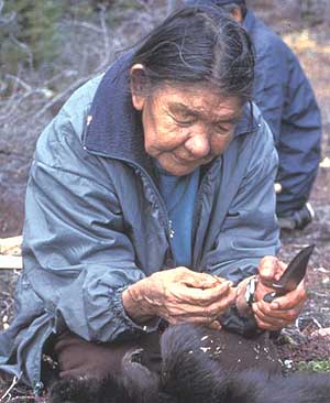 Una anciana innu prepara un puercospn para cocinarlo. (Foto: Survival International)