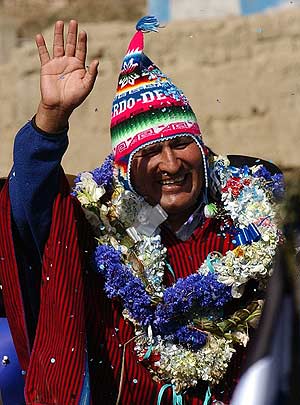 Imagen de archivo de Evo Morales ataviado con la vestimenta tradicional de Bolivia. (Foto: EFE)