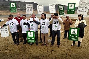 Miembros de ASAJA se han concentrado contra el trasvase en el embalse de Entrepeas. (Foto: EFE)