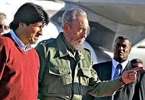 Evo Morales y Fidel Castro, en el aeropuerto de La Habana. (Foto: AFP)