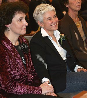 Las activistas lesbianas Beatriz Gimeno y Boti G. Rodrigo, durante su boda. (Foto: EFE)